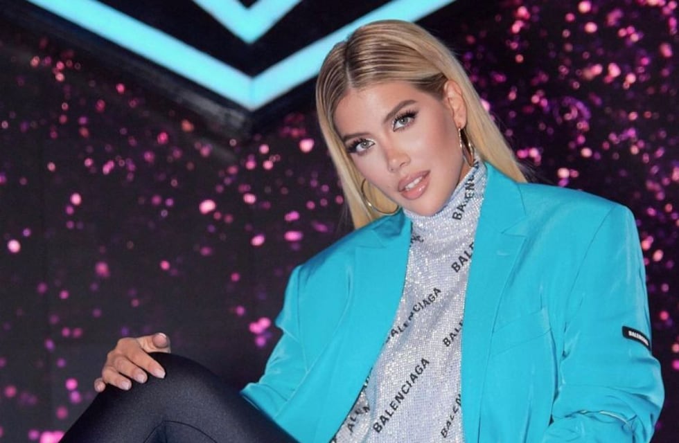 Wanda Nara le dio la bienvenida a la primavera con un súper look urbano y besó a Lizy Tagliani