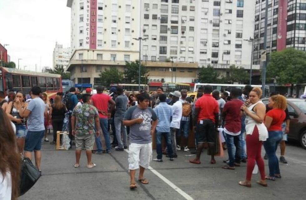Vendedores cortaron la Avenida Brasil por el cierre de un paseo de compras en Constitución