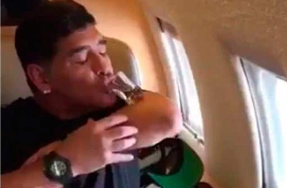 Maradona, fuera de control: bebió alcohol a los gritos en un avión