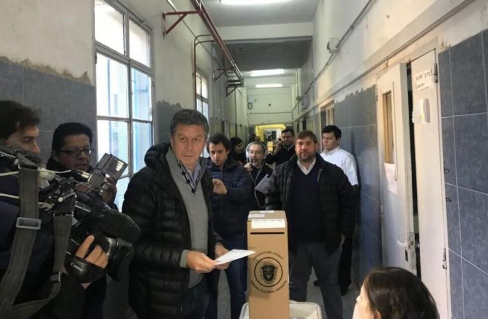 Menna emitió su voto en la Escuela Nº 749 de Comodoro