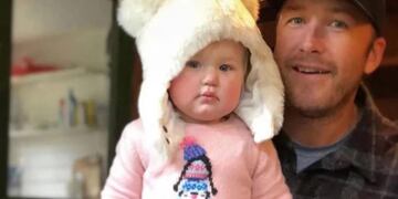 Bode Miller, campeón olímpico de esquí, junto a su pequeña Emeline\u002E