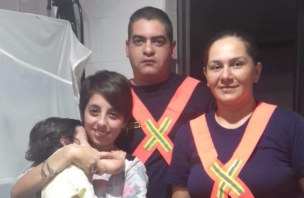 Dos policías le salvaron la vida a una bebé que se ahogaba