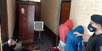 Los detenidos ofrecieron el botín de su robo en el barrio y fueron apresados\u002E