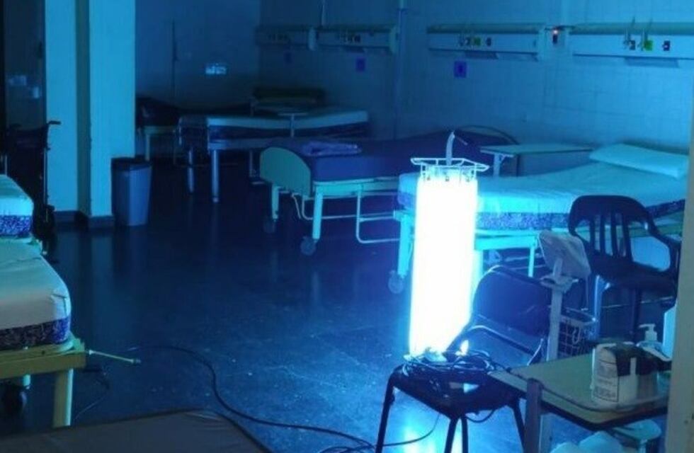 En Orán usan una lámpara ultravioleta para descontaminar ambientes