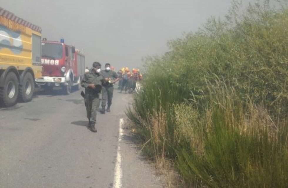 Un incendio de campos amenaza Aldea Escolar y evacuan a los vecinos