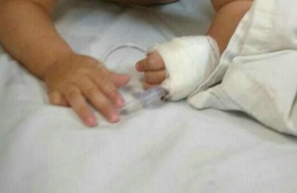 Una niña de 18 meses fue salvada por policías tras caer en una zanja