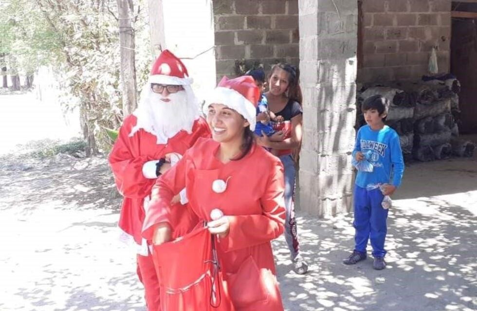 Disfrazados de Papá Noel policías repartieron juguetes a los niños