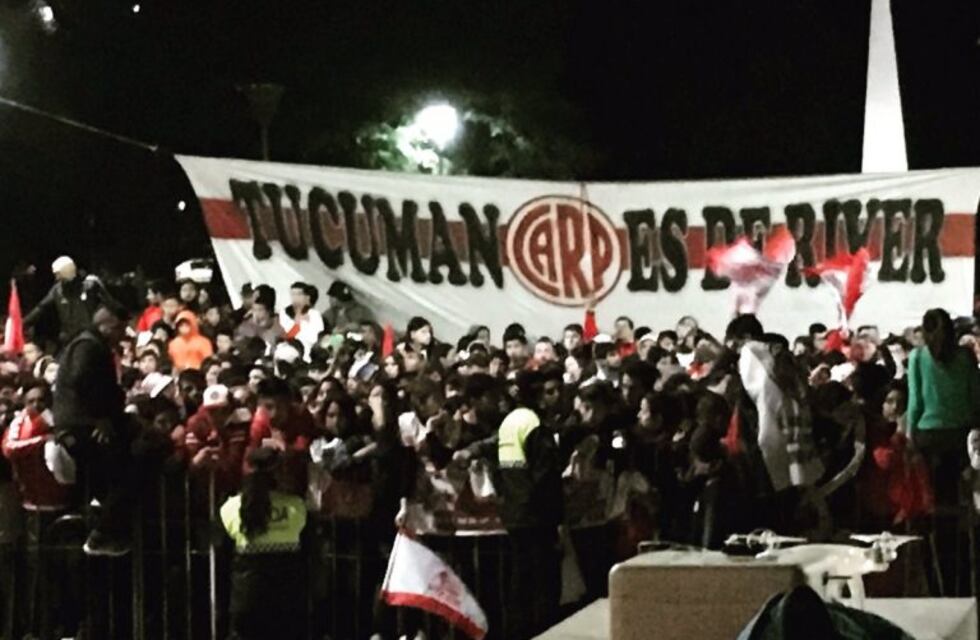 Miles de hinchas recibieron a River en Tucumán con un "banderazo"