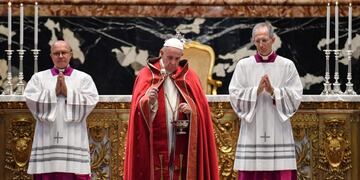 El Papa Francisco bendice en la misa por los funerales del Cardenal Achille Silvestrini