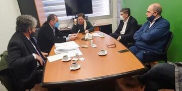 La comitiva nacional logró ingresar a junto con representantes de la empresa a la sede central de Vicentin en Avellaneda\u002E (Prensa Presidencia)