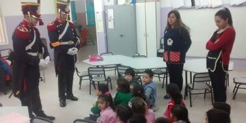 Los chicos conocen la historia a través de la visita\u002E