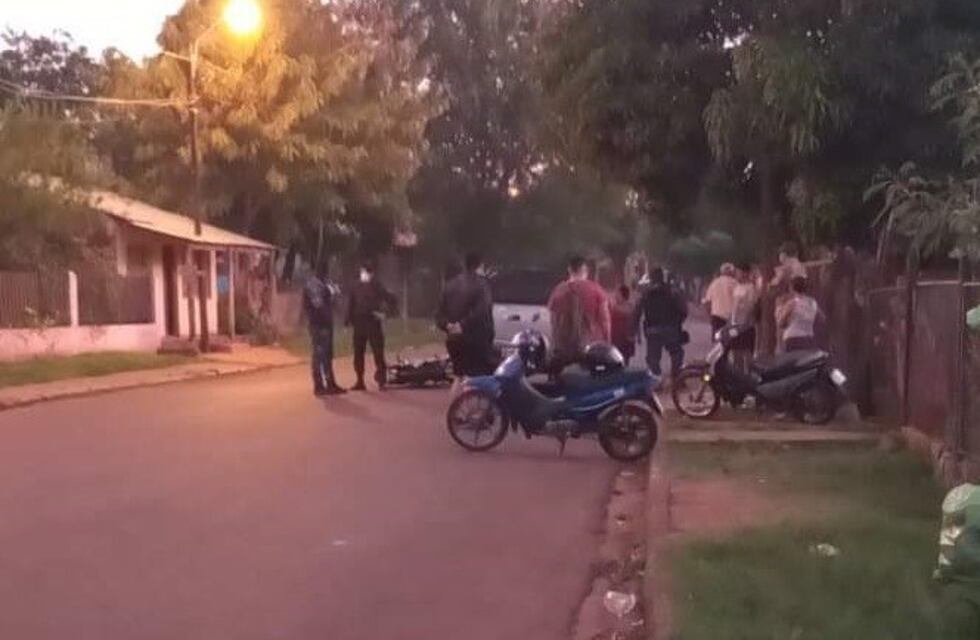 Hacía piruetas con la moto y terminó contra el asfalto