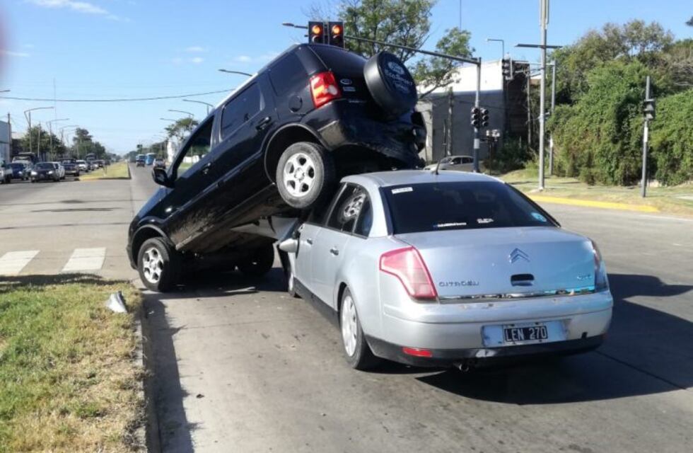 Se registraron dos insólitos choques en avenida Ovidio Lagos