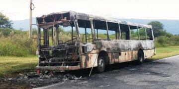 El colectivo fue consumido por el fuego\u002E