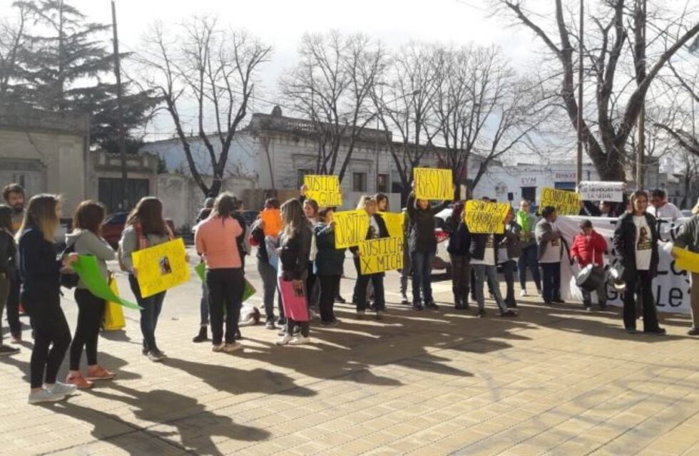 Reclamo de justicia por Micaela Acosta y Guillermina Vitale frente a Tribunales