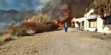 Voraz incendio en Villa Giardino\u002E (Foto: captura de pantalla / video)\u002E