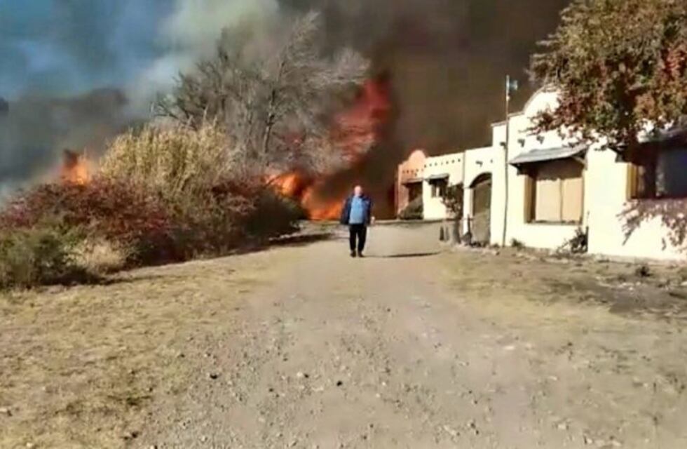 Imágenes impresionantes del voraz incendio forestal en Villa Giardino