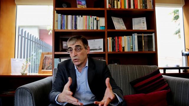 BOG207. BOGOTu00c1 (COLOMBIA), 04/05/2017. El escritor argentino Abel Basti, durante una entrevista con Efe este, 4 de mayo de 2017, en el marco de la Feria Internacional del Libro de Bogotu00e1 (Colombia). En 1945, Adolf Hitler muriu00f3, eso dice la historia oficial, pero el periodista argentino Abel Basti, que ha investigado los pasos del dictador en Amu00e9rica Latina despuu00e9s de la cau00edda del Tercer Reich, asegura que dispone de