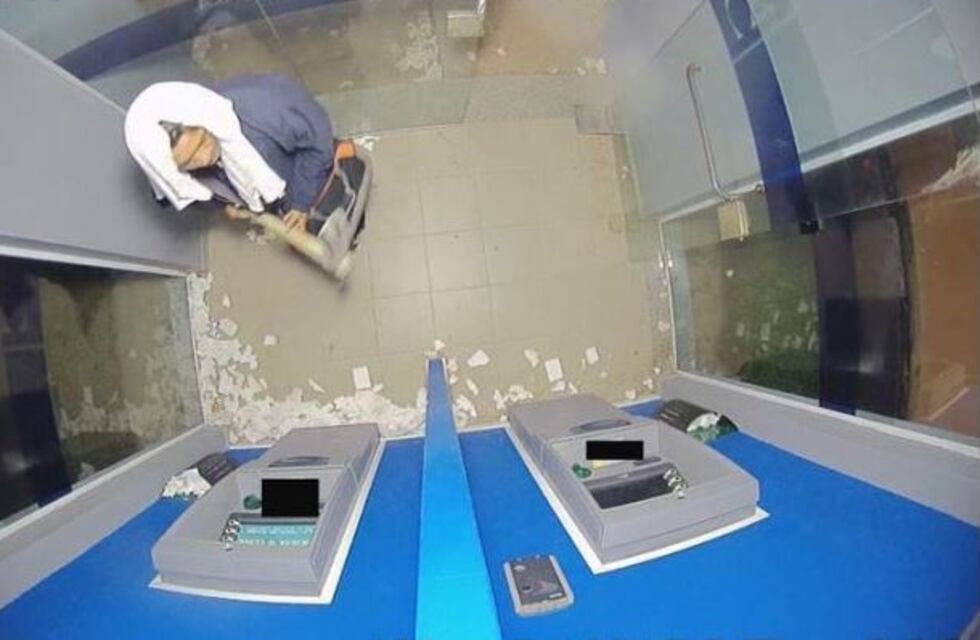 Vandalizaron un cajero automático con una azada