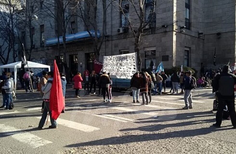 Polo Obrero acampa en Mar del Plata pidiendo "medidas urgentes en materia social"