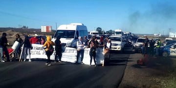 Trabajadores del hospital de Plottier realizar un corte en la ruta 22