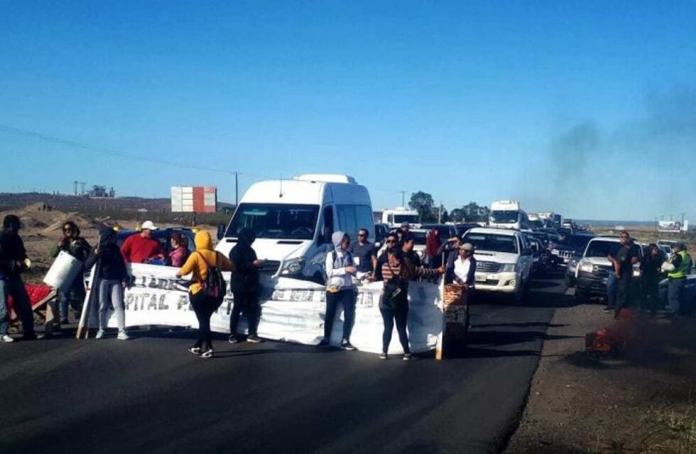 Trabajadores del hospital de Plottier realizar un corte en la ruta 22