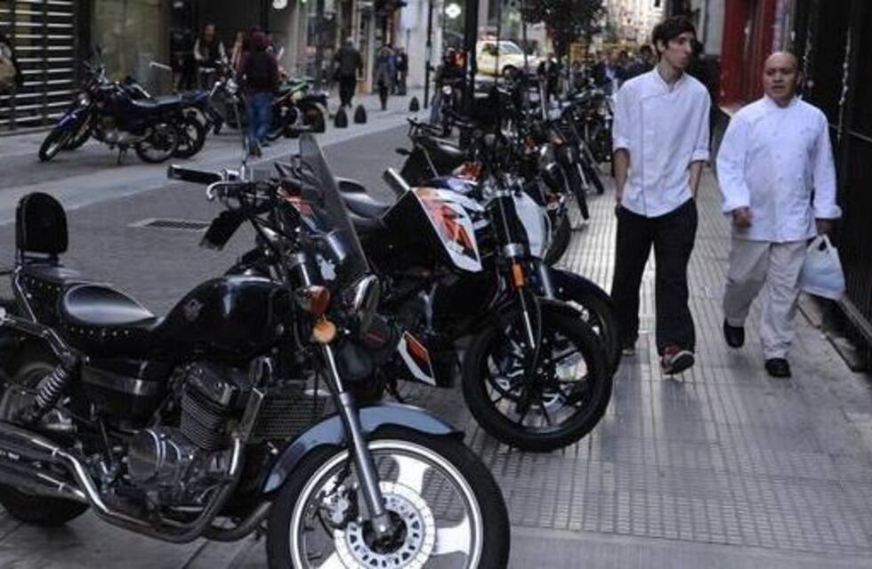 En marzo debuta un sistema de grúas para levantar motos mal estacionadas en el microcentro porteño