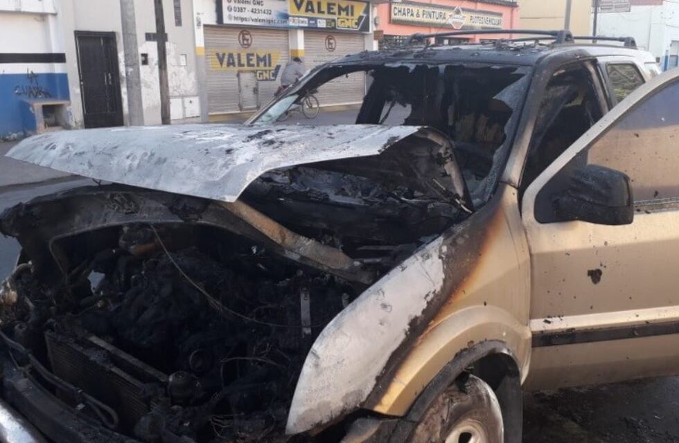 Una camioneta se prendió fuego en plena avenida Chile