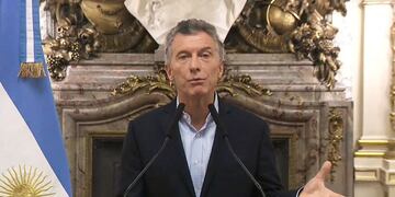 TV grab of a national transmission of the Argentinian Presidency as Argentina's President Mauricio Macri announces the beginning of negotiations with the IMF's managing director Christine Lagarde in Buenos Aires, on May 08, 2018\u002E \nThe Argentine peso fell 4\u002E61 percent in opening trade Tuesday, signalling a return to the volatility that prompted the country's central bank to intervene last week to support the currency\u002E / AFP PHOTO / Argentinian Presidency / HO / RESTRICTED TO EDITORIAL USE - MANDATORY CREDIT \