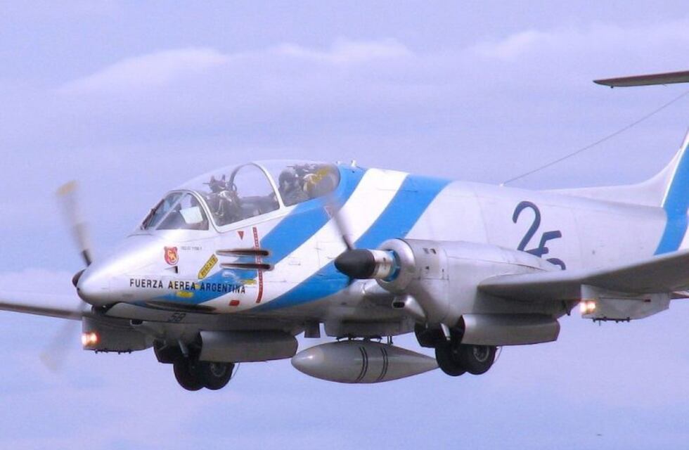 Colocaron un avión histórico en El Pueblito