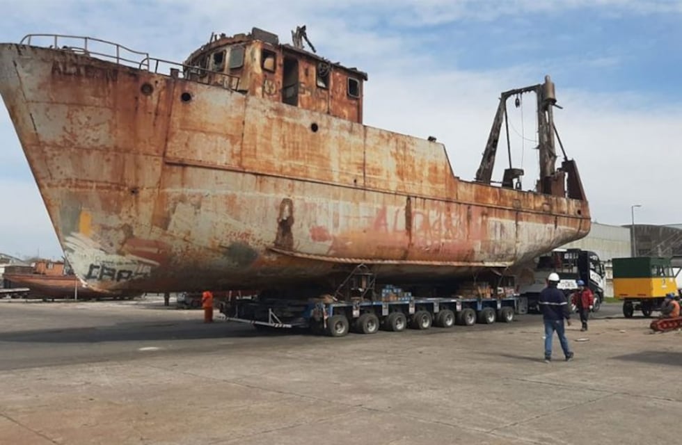 Puerto: removieron un buque que estaba inactivo hace 35 años