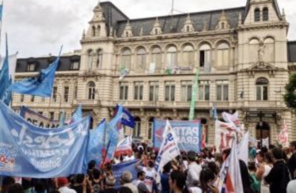 Organizaciones sindicales realizan un abrazo simbólico en el Ministerio de Educación