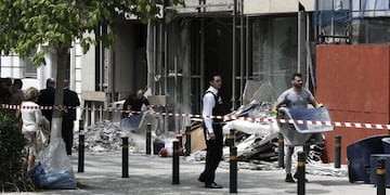 SAIT010 ATENAS (GRECIA) 20/04/2017.- Trabajadores retiran escombros frente a las oficinas del banco Eurobank donde ayer explotu00f3 una bomba sin causar heridos o dau00f1os personales aunque su00ed cuantiosos dau00f1os materiales en la fachada y en los alrededores, en el