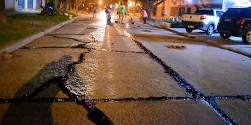 Los municipales trabajan por la noche en el bacheo de las calles