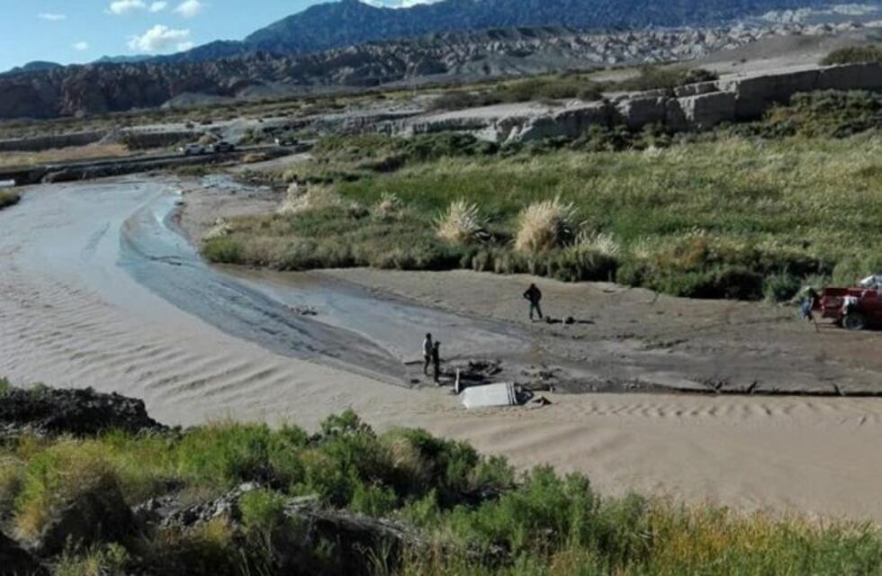 De milagro, se salvaron los ocupantes de una camioneta que tapó la creciente