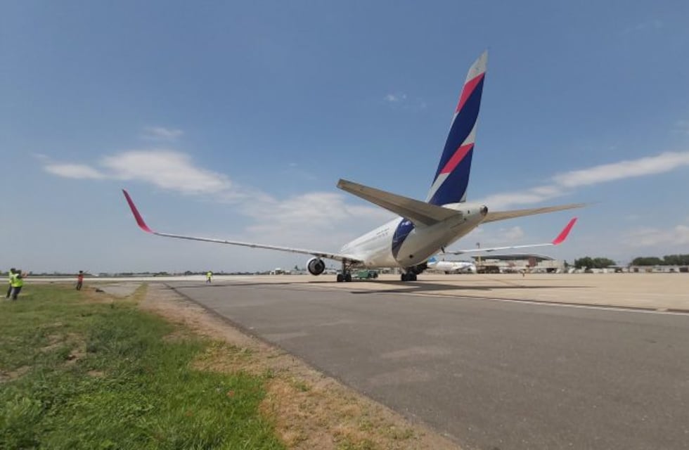 Aterrizó en Iguazú el 1° vuelo de LATAM que conecta a la localidad con Salta