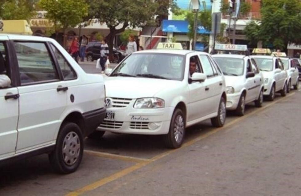 Taxistas denuncian que familiares de funcionarios municipales poseen varias licencias