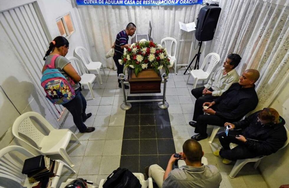 Un padre lleva nueve días velando a su hijo esperando a que resucite