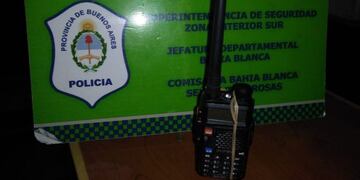 La mujer tenía un handy policial en su poder
