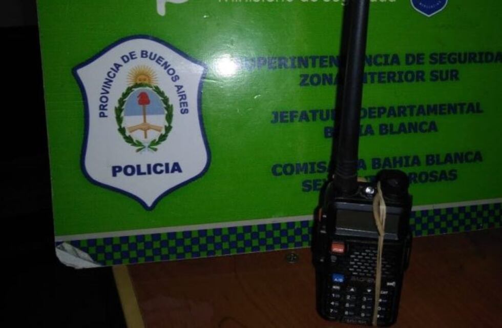 Fueron sorprendidos por la policía y les encontraron un handy policial