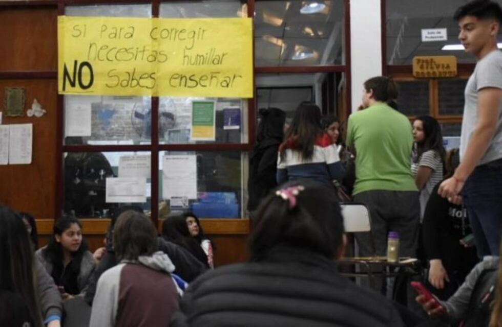 Alumnos tomaron una escuela de Neuquén y denuncian malos tratos de la directora