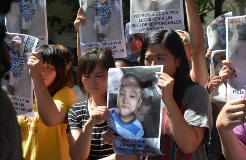 Familiares y vecinos marcharon en La Plata por la muerte del nene en la colonia de verano