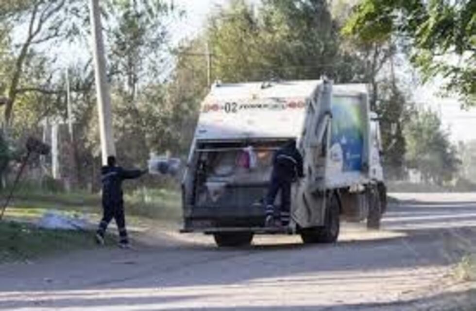 Atacaron a piedrazos a un camión recolector de basura en White