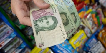 "Cristian English" usó un billete de cinco pesos para crear una verdadera obra de arte.