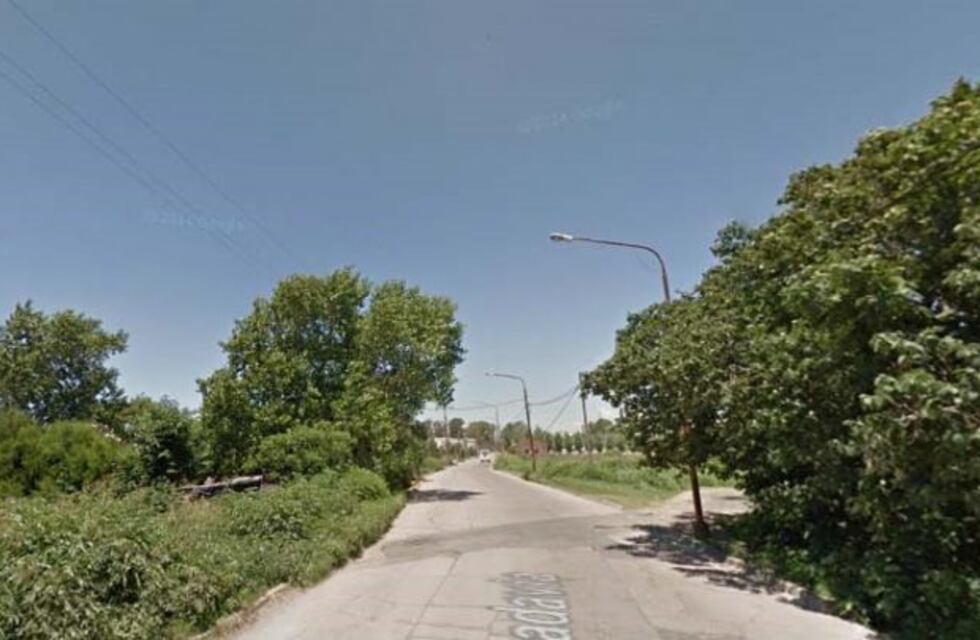 Un trabajador fue abordado de madrugada por dos ladrones pero lo salvó el camión de la basura