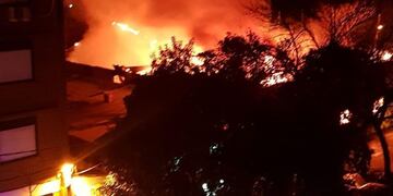 Vecinos de la zona al sur de Avenida Pellegrini reaccionaron con preocupación por las llamas\u002E (@maxigomez11)