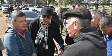 Domingo Peppo, anunciando las mejoras que recibirá la Asociación de Veteranos de Fútbol (Vía Resistencia)\u002E