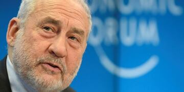 Professor Joseph E\u002E Stiglitz,  attends  the opening day of the 48th annual meeting of the World Economic Forum, WEF, in Davos, Switzerland, Tuesday, Jan\u002E 23, 2018\u002E  (Gian Ehrenzeller/Keystone via AP) suiza zurich Joseph E\u002E Stiglitz 48 reunion anual del foro economico mundial de davos nobel de economia