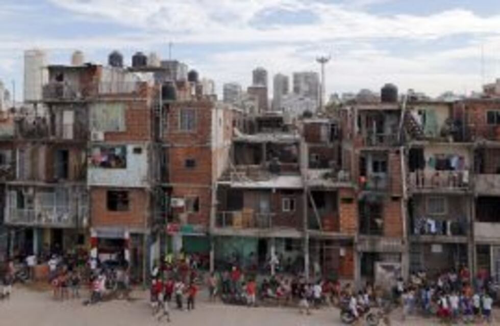 Un hombre murió por un incendio en su casa de la Villa 31 y los vecinos atacaron la comisaría