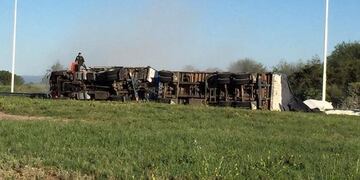 Así quedó el camión tras el vuelco\u002E